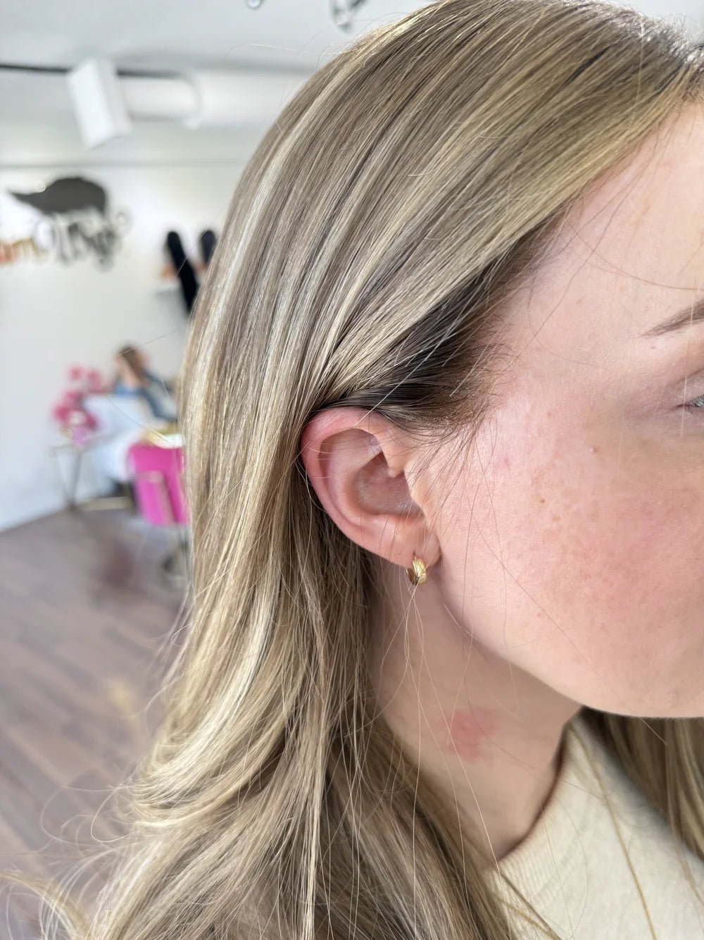 Close view of a natural-looking Glamwigs hairline and dimensional blonde colour